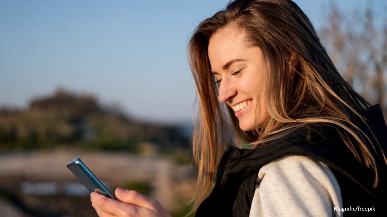 Nutzer:in betrachtet auf dem Smartphone eine AI Conversational Story mit integriertem KI-Chat zur Fernseher-Kaufberatung und Produktvergleich im Native-Advertising-Format.