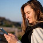 Nutzer:in betrachtet auf dem Smartphone eine AI Conversational Story mit integriertem KI-Chat zur Fernseher-Kaufberatung und Produktvergleich im Native-Advertising-Format.