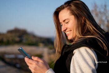 Nutzer:in betrachtet auf dem Smartphone eine AI Conversational Story mit integriertem KI-Chat zur Fernseher-Kaufberatung und Produktvergleich im Native-Advertising-Format.
