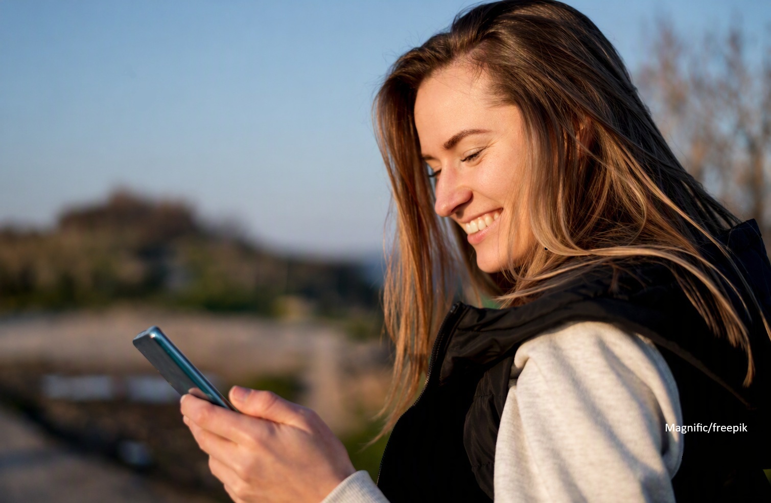 Nutzer:in betrachtet auf dem Smartphone eine AI Conversational Story mit integriertem KI-Chat zur Fernseher-Kaufberatung und Produktvergleich im Native-Advertising-Format.